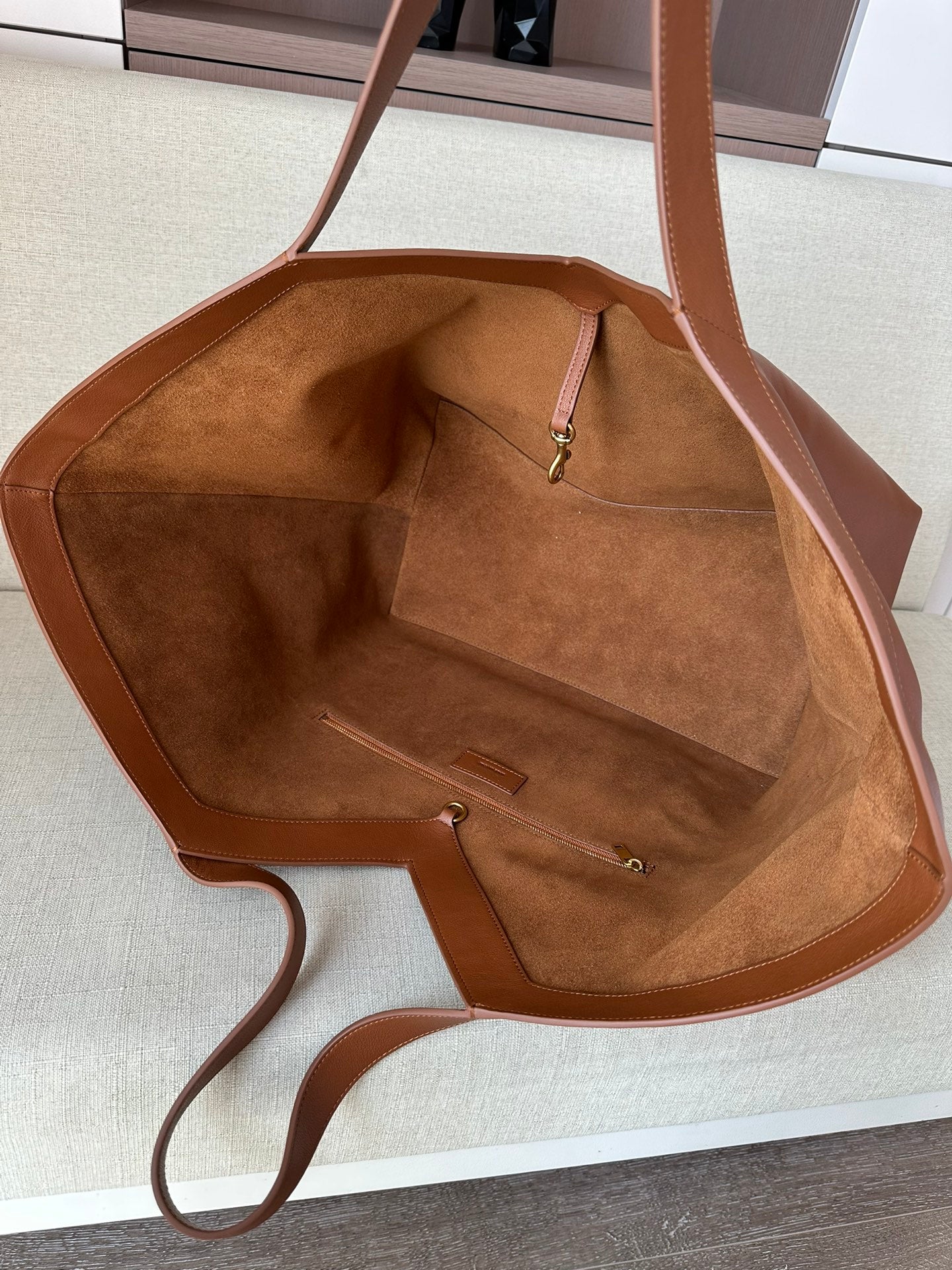 V Cowhide Leather Tote bag - Image 6