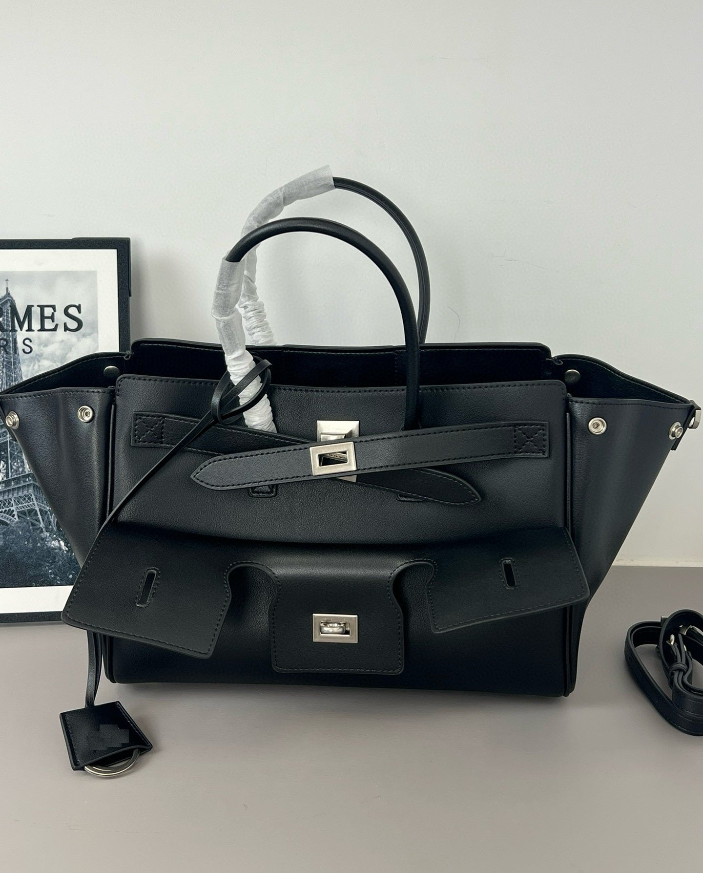 Sophisticated Leather Tote - Image 6
